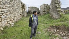 David Fern�ndez Abella, director de los trabajos y responsable de la empresa Argos, en las ruinas de la antigua iglesia de San Tirso de Portocelo, abandonada hace alrededor de un siglo