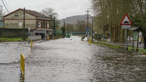 Las aguas del Veronza y el Avia han inundado algunas zonas de la capital de O Ribeiro