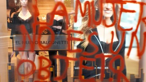 Pintadas en una tienda de lencer�a en Oviedo