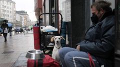 Gerardo se qued� en la calle en el estado de alarma y desde que rescat� a Lisa, una perra que encontr� atada y moribunda, no volvi� a dormir bajo techo porque los albergues no aceptan a los animales de compa��a.