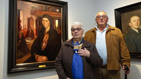 Auria Posse junto a su hijo y al retrato de su madre pintado por Sotomayor.