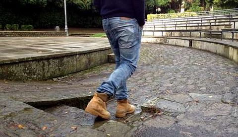 Las barreras arquitectnicas impiden el acceso de sillas de ruedas al escenario y a las gradas. 