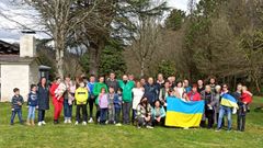 Los refugiados junto a los vecinos de As Pontes que coordinaron el viaje, el domingo en A Fraga