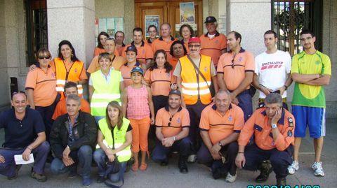 Luis Ramos, el primero por la izquierda, con los voluntarios de Proteccin Civil en O Barco