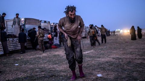 Un sospechoso de pertenecer al Estado Isl�mico tras rendirse a los kurdos en Baghuz