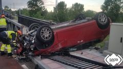 Accidente de tráfico en la entrada de Pola de Siero de la calle Aclalde Parrondo, el 1 de mayo de 2023.