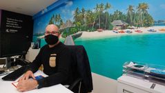 Marco Ur�a, de Eroski Viaxes Viveiro, mantiene sus horarios de apertura para atender a los clientes