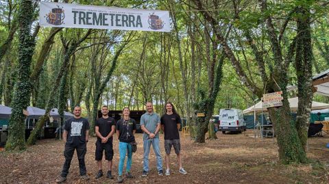 O alcalde do Incio e os organizadores, no recinto do festival