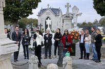 <span lang= es-es >Ofrenda floral y visita guiada al cementerio con los pol�ticos de la ciudad. </span>La concejala, Ana Prieto. fue la encargada de presidir la tradicional ofrenda floral en el D�a de Difuntos. Acto seguido tuvo lugar una visita guiada en el cementerio de la mano de la profesora de Historia, Ana Goy Diz.