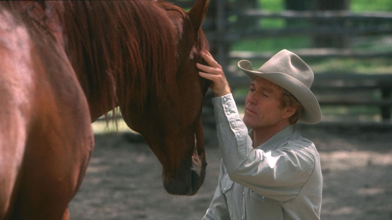 Redford susurra a los caballos, Connery es Guillermo de Baskerville y Costner, un cartero en un futuro apocalíptico