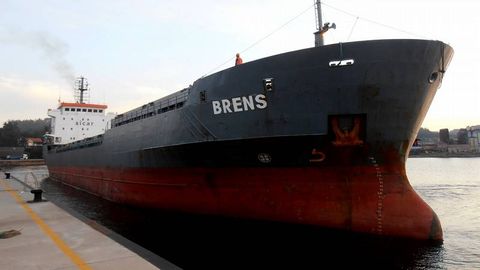 El  Brens  lleg� ayer por la ma�ana al muelle del mismo nombre