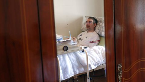 Pablo Vilas ha convertido su cama en su centro de operaciones, donde organiza todos sus proyectos de futuro