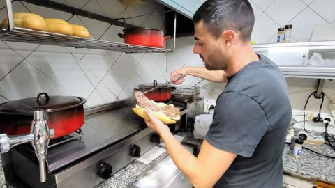 Javi en la plancha donde hacen los bocadillos durante el pasado fin de semana.