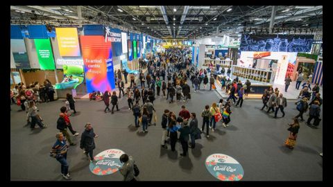 Expositores de varias instituciones en la feria de turismo Fitur. La Administraci&oacute;n p&uacute;blica, junto a la hosteler&iacute;a, son los sectores con que cargan con la mayor demora en el pago a proveedores.