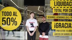 Iago Mart�nez y Adri�n Prada, en la tienda de 4 Elementos que liquida producto