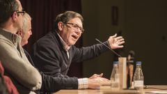 Xos� Manuel L�pez Tu�as, ex alcalde de Negreira, durante la presentaci�n de su libro �A flor da figueira�, en el 2016