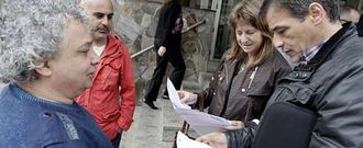 Sindo Pena, de cazadora negra, con otras personas a la salida de la sede judicial.