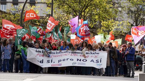 Manifestaci�n por las calles c�ntricas de la ciudad. Los sindicatos CCOO, UGT, CSIF y USIPA convocan una concentraci�n y posterior manifestaci�n con motivo de la jornada de huelga en las escuelas infantiles de Asturias
