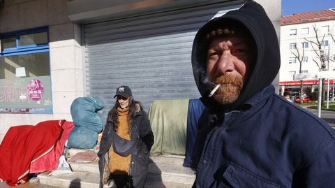 José Luis y María, que duermen en una acera del barrio de Campolongo, en Pontevedra.