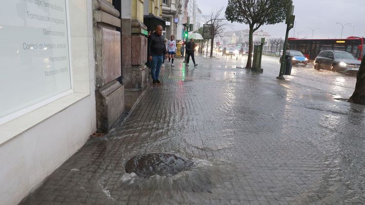 Imagen de archivo de una calle de la ciudad de A Coru�a en la que las fuertes lluvias provocan varias inundaciones en calles del centro de la urbe.
