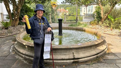 Langley muestra su cartilla con todos los sellos que dan derecho a la compostela