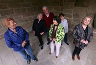<span lang= gl >Os integrantes da Tertulia Literaria Tapal, excepto un, nas inmediaci�ns do Concello noi�s. </span>