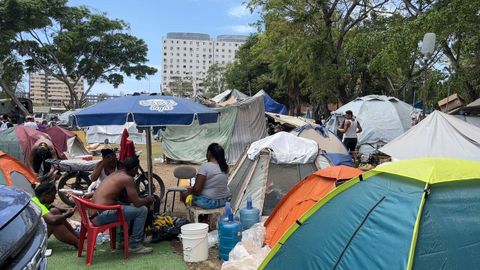Vista del improvisado campamento en el que se ha convertido el campo de golf de Caraballeda, en La Guaira