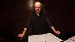 Un autor de renome internacional. O músico Octavio Vázquez (Santiago, de Compostela, 1972), un dos nomes máis internacionais da composición galega actual, retratado mentres traballa na escrita dunha partitura.