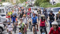 Ciclistas de todas las edades disfrutan de una jornada festiva y de marcado ambiente familiar. 