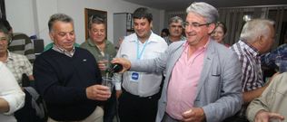 Juan Jos� Dieste celebr� la mayor�a absoluta lograda en Boiro brindando con champ�n con militantes y simpatizantes. 