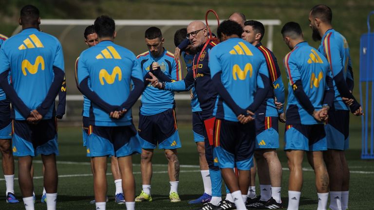 Luis de la Fuente, durante una charla en el entrenamiento previo al duelo del viernes