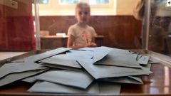 Un nio mira el interior de una urna en un colegio electoral en Authon, durante la segunda vuelta de las elecciones legislativas en Francia.