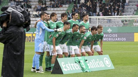 Lucas D�az, de azul, en la foto inicial del partido en la que los jugadores del Racing rindieron homenaje a Pujol por el fallecimiento de su padre.