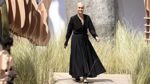 La diseadora italiana Maria Grazia Chiuri en la pasarela al finalizar la presentacin de su coleccin de otoo-invierno 2017/2018 para Christian Dior