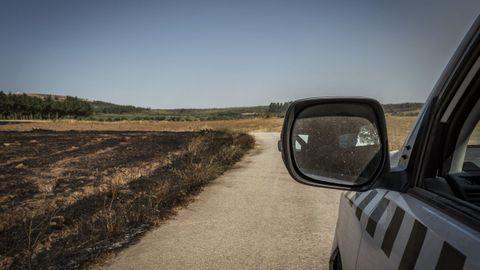 Un coche de la Guardia Civil en una pista de Vilardev�s.