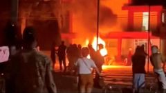 Cubanos observan la sede incendiada del Partido Comunista en la ciudad de Mor�n tras una protesta ciudadana.