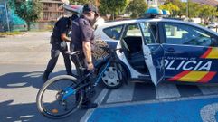 Los policas requisaron la bicicleta para comprobar si es la que fue robada en un garaje este domingo cerca del lugar del accidente