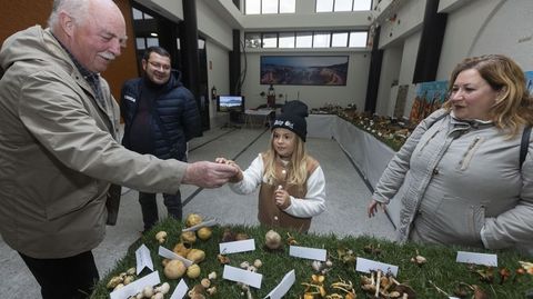 Castro Marcote, a la izquierda, con una peque�a visitante en Cee 