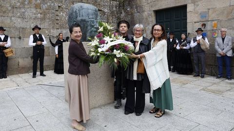 Fina Calleja, Fernando Dacosta, Ánxeles Cuña e Sabela Gago -os membros de Sarabela- fixeron a ofrenda floral a Celso Emilio Ferreiro diante do seu monumento con motivo do seu 46.º cabodano.