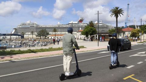 Dos usuarios de patinetes eléctricos en la zona del puerto, en una foto de archivo.