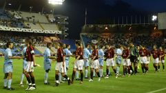Los jugadores de ambos conjuntos, salud�ndose en los proleg�menos del choque