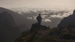 Un senderista en la Vereda do Areeiro, la ruta m�s alta de la isla.