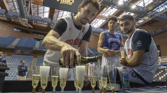 Westermann, a la izquierda, y Quintela, este martes en Sar festejando el exitoso 2025.