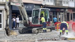 Operarios demoliendo ayer la isleta del p�rking del Cant�n, frente a negocios de hosteler�a.