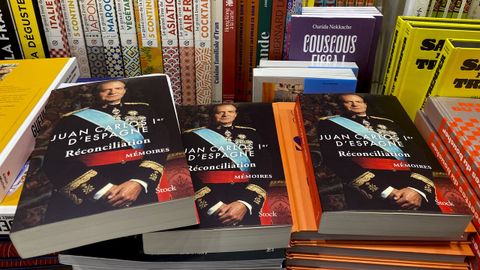 Las memorias de Juan Carlos I a la venta en una librería de París