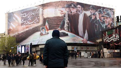 Un mural con la imagen del nuevo l�der supremo, el ayatol� Mojtaba Jamen�i, en Teher�n.