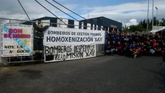 Los bomberos de Nanutecnia se concentraron delante del parque comarcal de Sarria