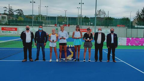 Andreeva (tercera por la izquierda) tras ganar la final de dobles en el ITF Junior de Sanxenxo de 2021