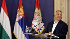 Orb�n, en rueda de prensa en Belgrado, tras reunirse con el presidente de Serbia, Aleksandar Vucic