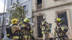 Intervencin de los bomberos en un reciente incendio en el barrio de Pontepedria.